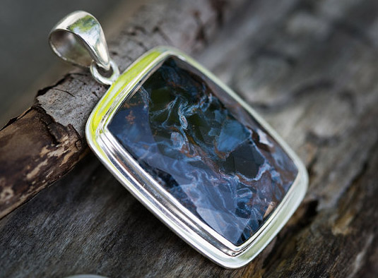 Петерсит – камень притягательного свойства